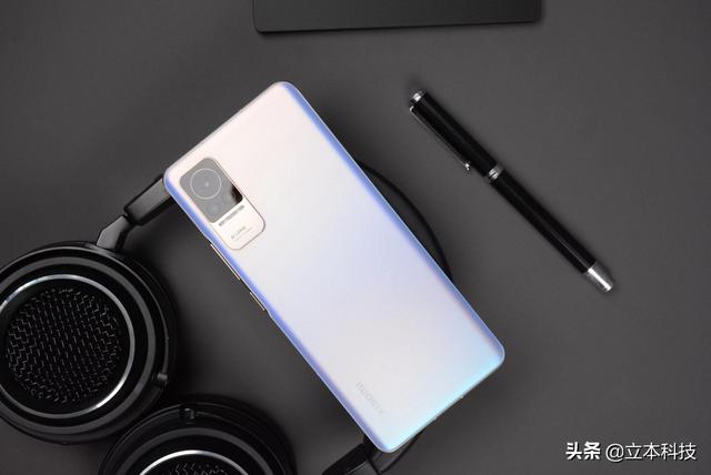 这不是一样的嘛~这几款手机纷纷撞衫