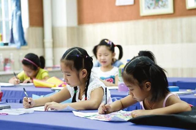 家里一面墙贴满了娃的奖状，妈妈却开心不起来，是我也高兴不了