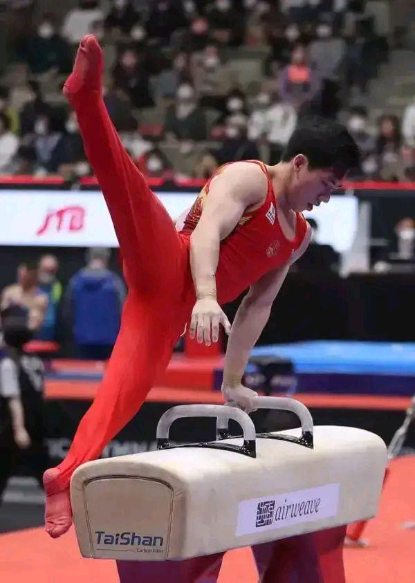 张博恒夺得2021世界体操锦标赛全能冠军 小伙子未来可期 新闻时间