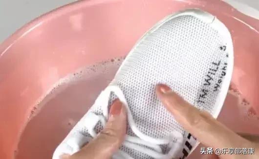 网面白鞋怎么能洗的更白更干净，白网鞋用什么办法清洗比较白？