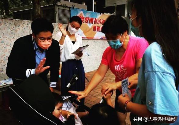 郭晶晶霍启刚在街头爱国宣传，和小朋友亲切交谈，穿着低调接地气