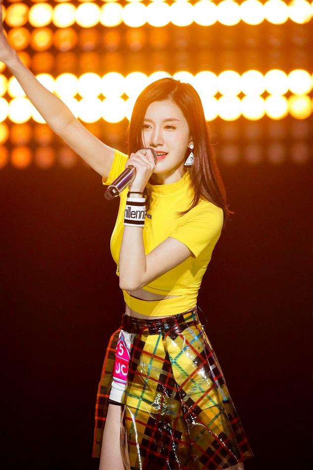 杨美铃在上海开了密室.陈盈燕开了一家淘宝店,卖自己设计的衣服.