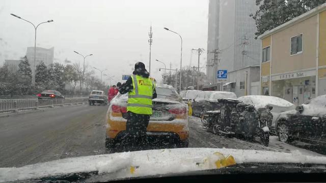 的哥的姐感慨说：换电站铲冰扫雪换电忙