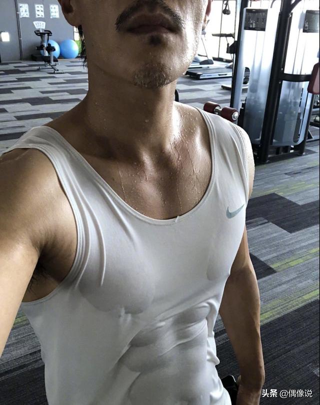 杜淳的身材并不差,他的健身照很有料,也有八块腹肌,肌肉结实很性感