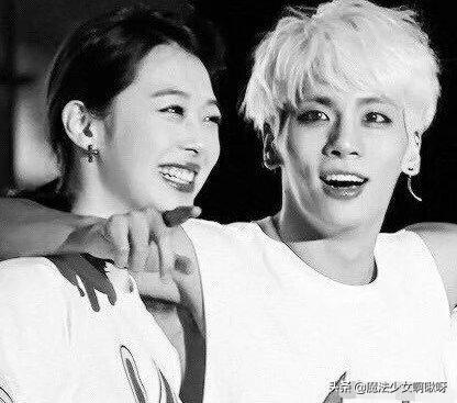 金钟铉崔雪莉合照(金钟铉崔雪莉宋茜合照)