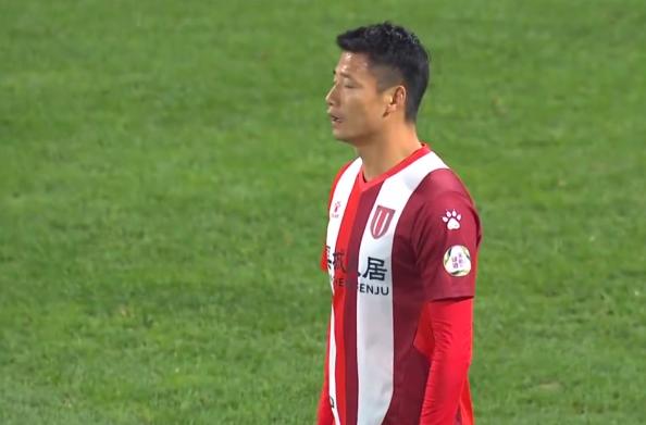 0-2意外爆冷！冲超热门已跌至第4！门将抛球进自家球网，对方乐了