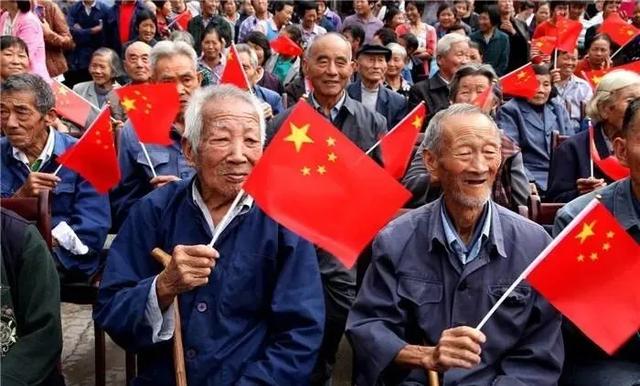 从最近“城管拎摔老人”事件，说说给农民建立退休制度这件事
