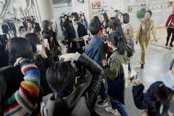 胡冰卿图片:胡冰卿昔日接机视频被扒，全程冷漠脸玩手机，网友直呼难怪红不了