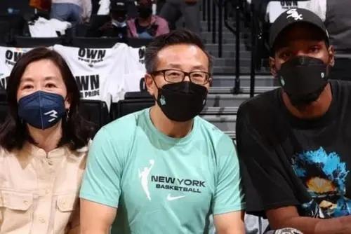 篮网老板夫人罕见露面！她已产3胎，却高贵优雅，看不出快60岁了