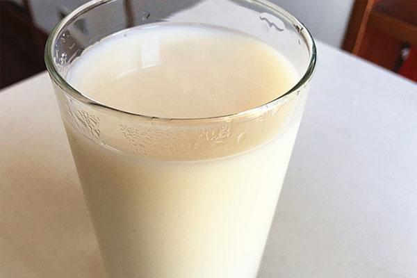为何天天喝奶还是患上骨质疏松，每天都喝牛奶的阿姨，被查出骨质疏松，医生说钙没补进去