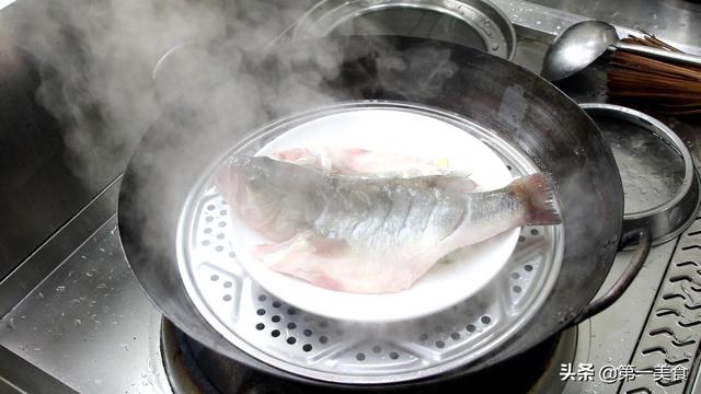 清蒸鲈鱼的做法最正宗的做法 清蒸鲈鱼的做法最正宗的做法（鲈鱼怎么样蒸） 美食