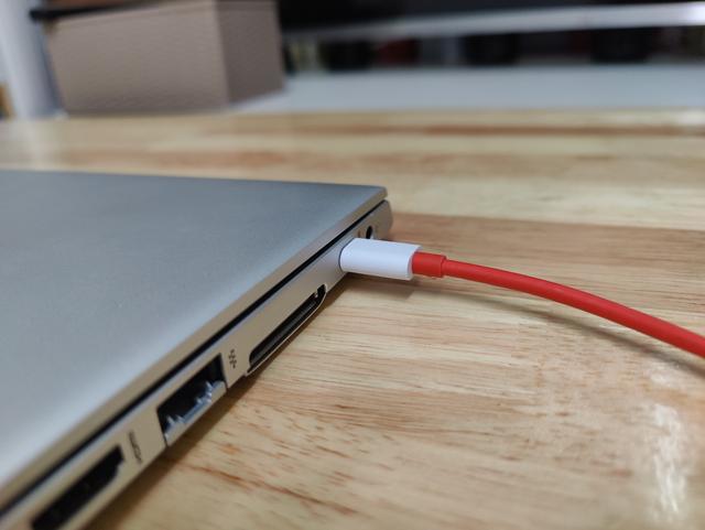 一直没发现 用手机充电器给电脑充电 不仅方便还挺快 全网搜