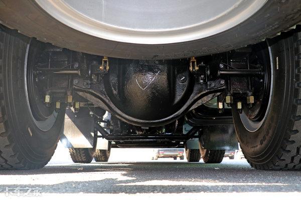 拉砂石料自卸车