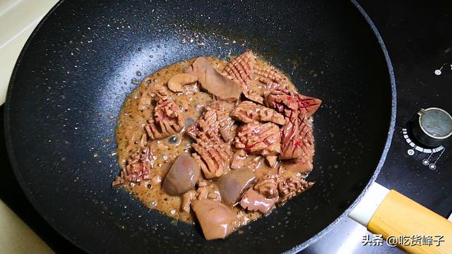 炒腰花時，最忌直接下鍋炒，教你正確做法，脆嫩爽口不腥氣，真香