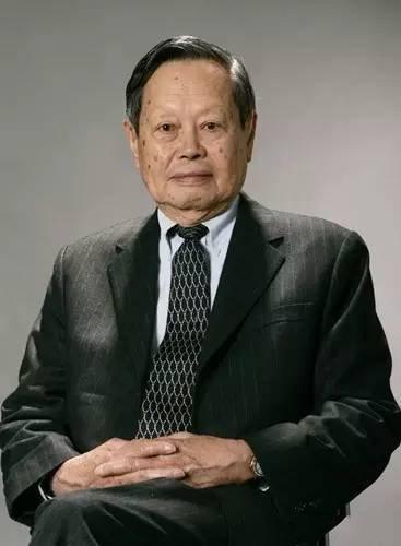 杨振宁百岁华诞，被妻子搀扶出镜，细节透露他很依赖翁帆