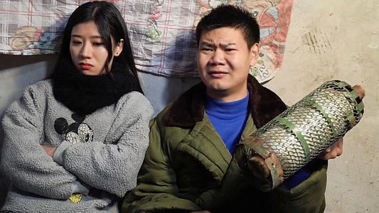 创始人三三原名叫阮飞刚,1987年出生于湖北潜江的一个农村家庭,家境