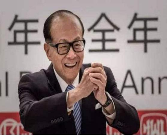 买下半个英国后，李嘉诚又要回来，他嗅到什么了？