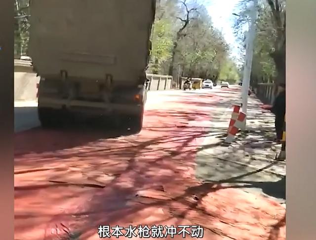 秋收车辆上路因带泥被罚1万2 种植户 要求清洗车辆轮胎 路面铺地毯 新闻时间