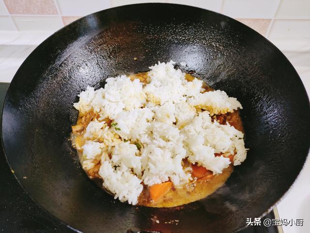 孩子的冬季营养餐，用胡萝卜和鸡腿焖饭，健康可口，视力好身体壮
