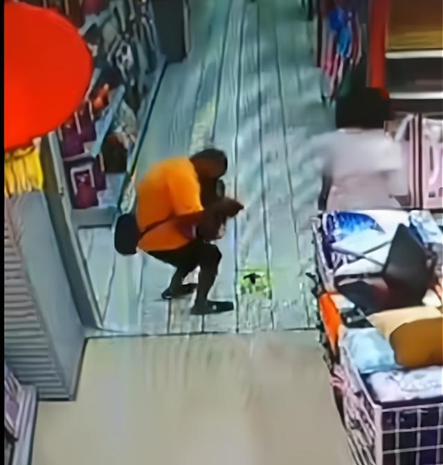 再次看到父亲坐死孩子的视频，提醒家长：要多掌握一些医学常识