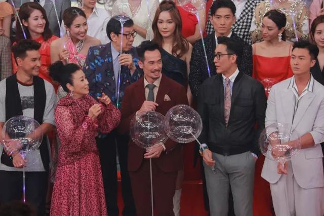 TVB艺人大合照最新排位！25岁力捧小花击败“准视后”站前排