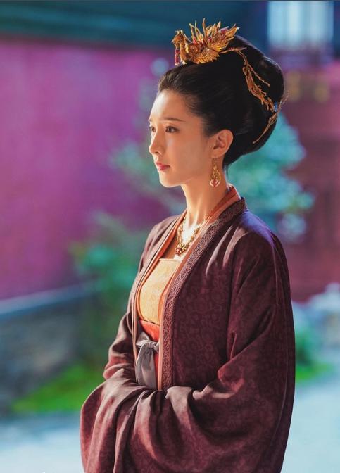 正说仁宗曹皇后：至和末被宦官提议听政，治平初被宰相逼迫撤帘