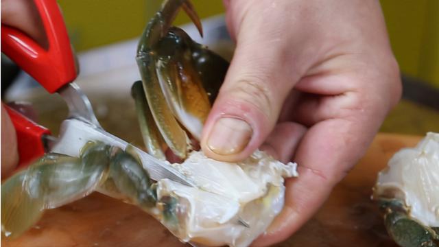 螃蟹怎么杀步骤（杀螃蟹的正确方法）