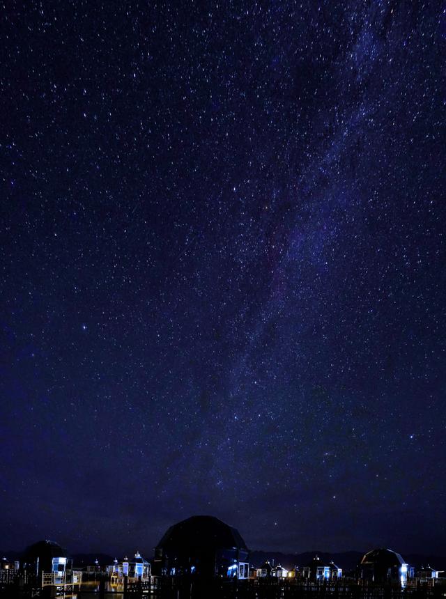 青海這傢酒店厲害瞭：躺在茶卡鹽湖上，看星空與銀河