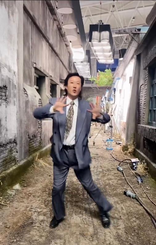 演员于震:45岁老戏骨于震转行卖货，跳舞露肚皮颠覆形象，网友称惹人烦