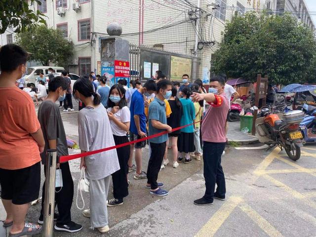 让党旗在疫苗接种一线高高飘扬