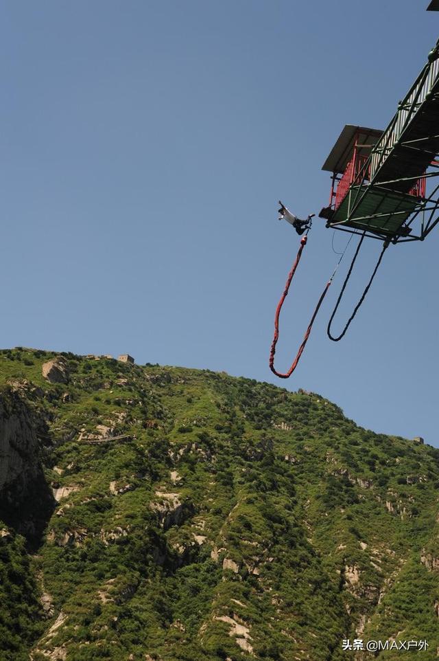 北京青龙峡蹦极澳门塔的蹦极有两种可选,一种为自在射流,200 公里时速