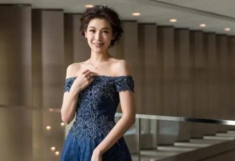 孙志浩:贾静雯女儿过16岁生日，生父孙志浩与后妈出镜，吻其脸颊显亲密
