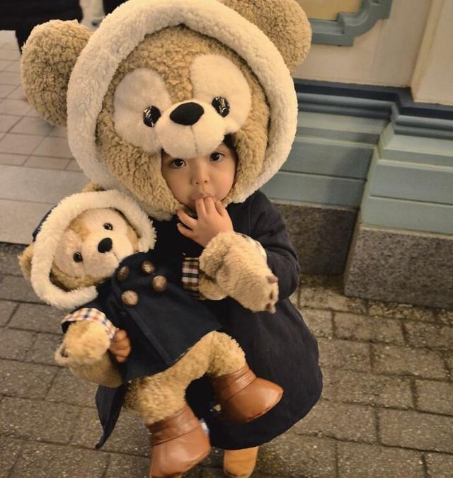 可爱的孩子们穿着妈妈为他们制作的手工服装（30 张图片）