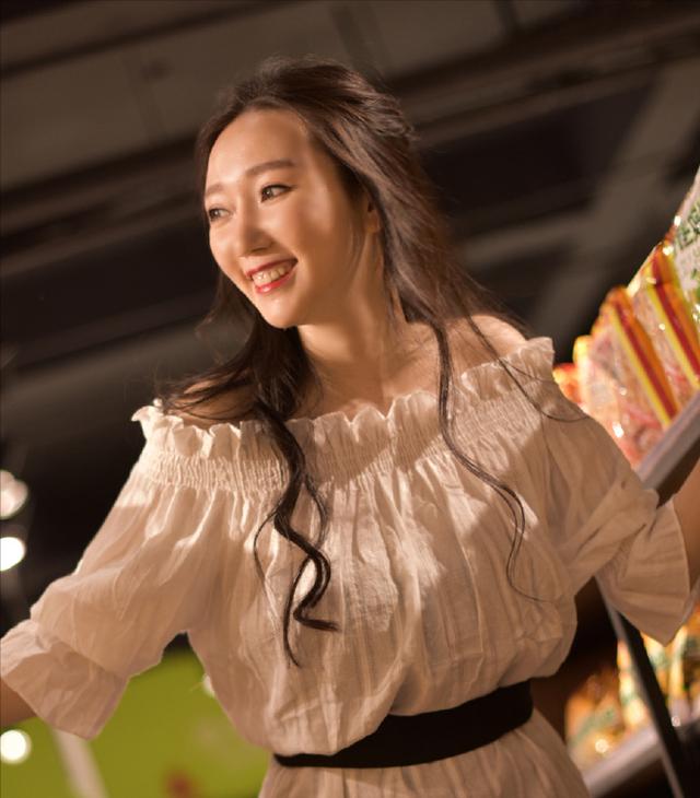 她先是在央视春晚上表演小品《一波三折》,接着大年初一,她编剧,执导
