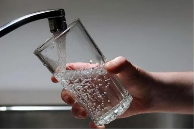 喝水时，一半开水兑一半冷水，对身体有何危害？