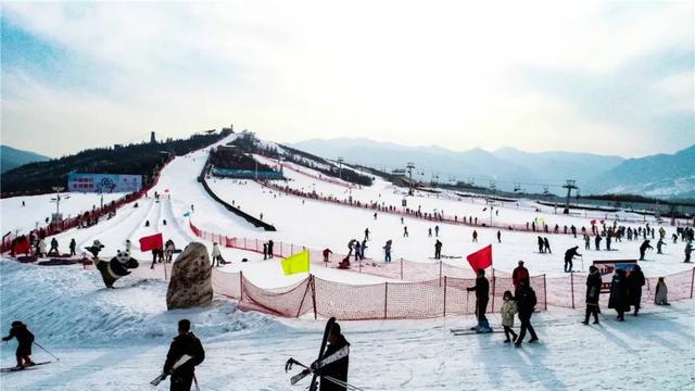 松鸣岩滑雪场比赛(松鸣岩滑雪场滑雪照片)