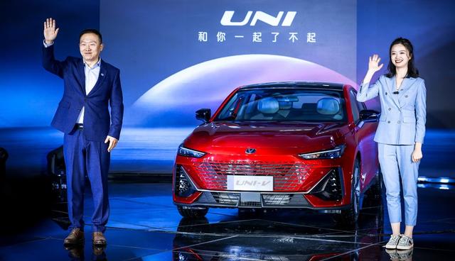 长安UNI-V全球首发亮相，“未来科技运动轿跑”超感驾临