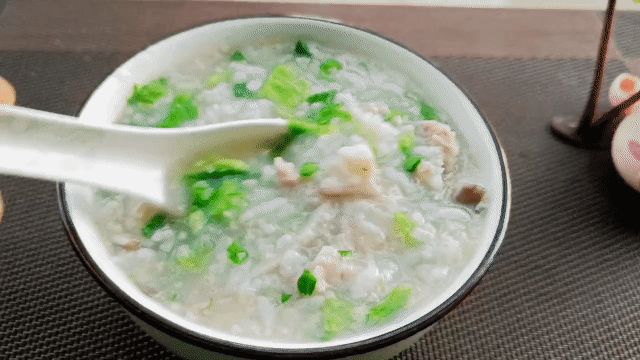 天冷多给孩子吃1碗粥，补充蛋白质和维生素，暖呼呼的好舒服