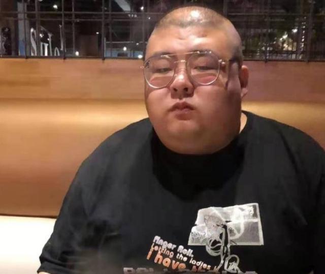 又一位主播身体敲响警钟，身材比泡泡龙还胖，还出现同款黑斑