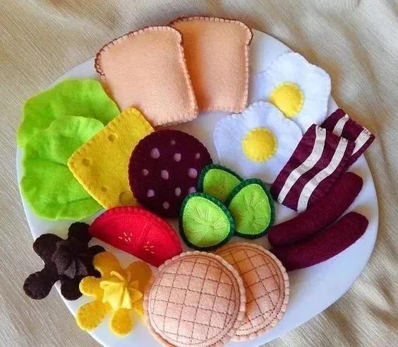 不织布布娃娃制作教程(娃娃家不织布手工制作图片)