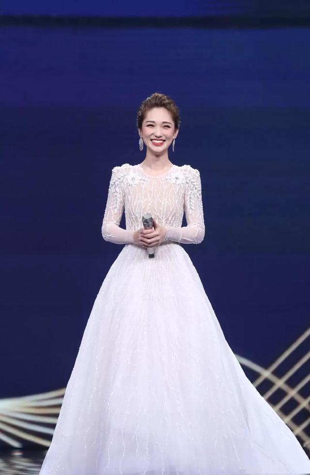 主持人藍羽的氣質真好 穿白色禮服裙優雅知性 笑容明媚有親和力 Zh中文網