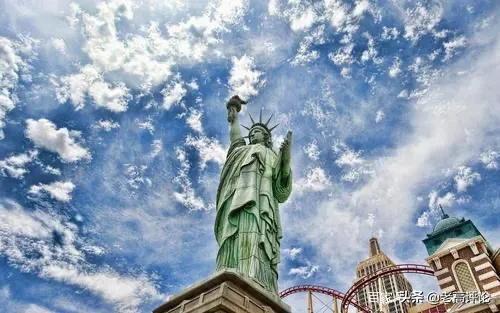 “美丽国”对高卢国背后“一刀”，戳破了西方群狼“团结”泡沫