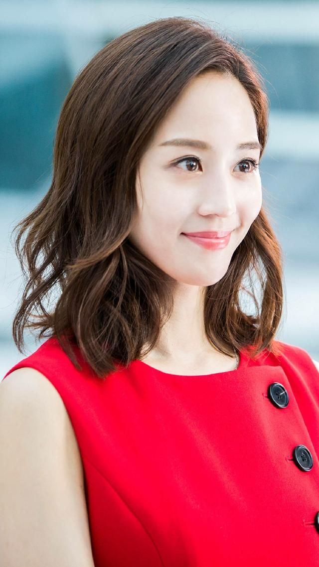 3人不应再住宿舍中,父亲张志铭是法学博士,母亲是儿童文学作家郑如晴