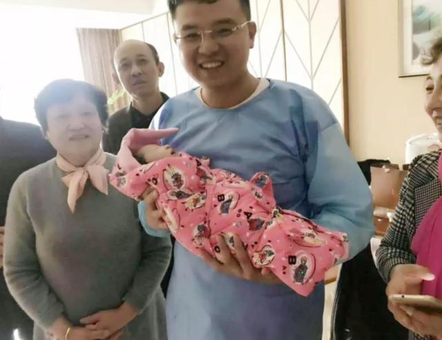 “踩生”并非迷信，第一个抱孩子的人的确有讲究，确实挺重要