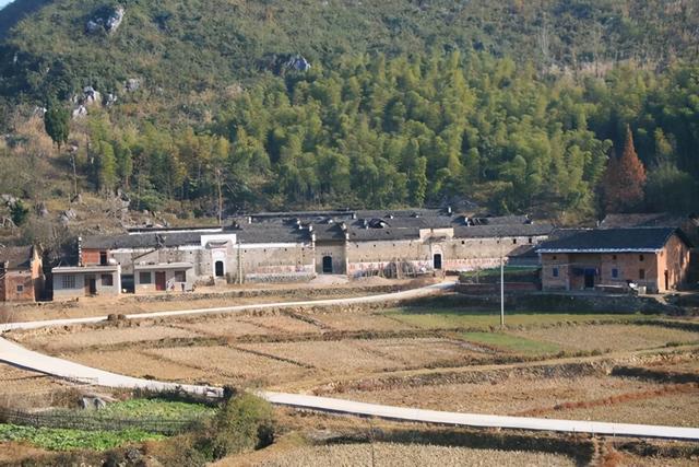 湖北一巨富豪宅走紅 主人靠茶麻生產貿易起家 距鄉鎮僅10公里 Kks資訊網