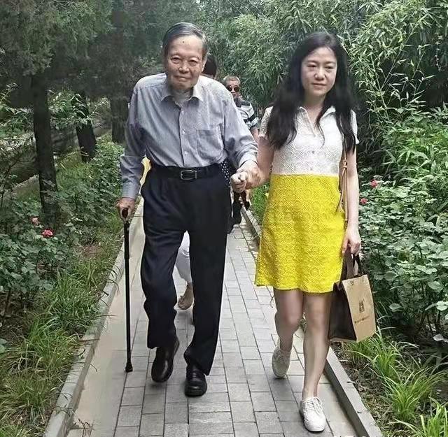 杨振宁百岁华诞，被妻子搀扶出镜，细节透露他很依赖翁帆