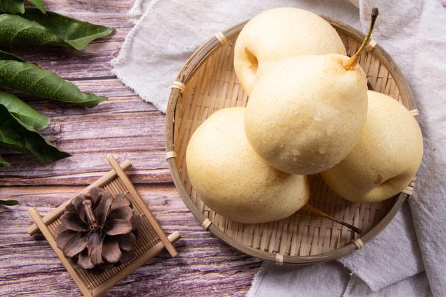 爱吃梨的朋友请注意：秋天吃梨正当时，但三类人要少吃