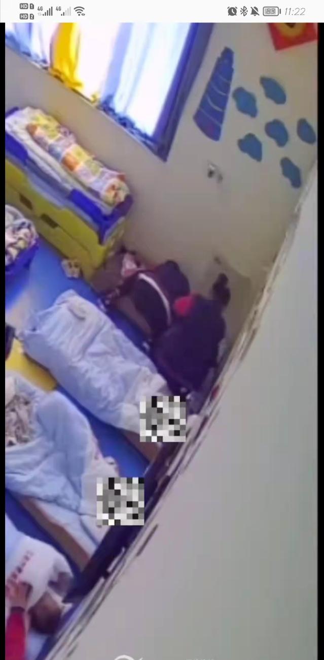四川一早教中心老师用胶带捆午睡幼儿被子，涉事早教中心：为了孩子不受凉固定一下，已批评教育