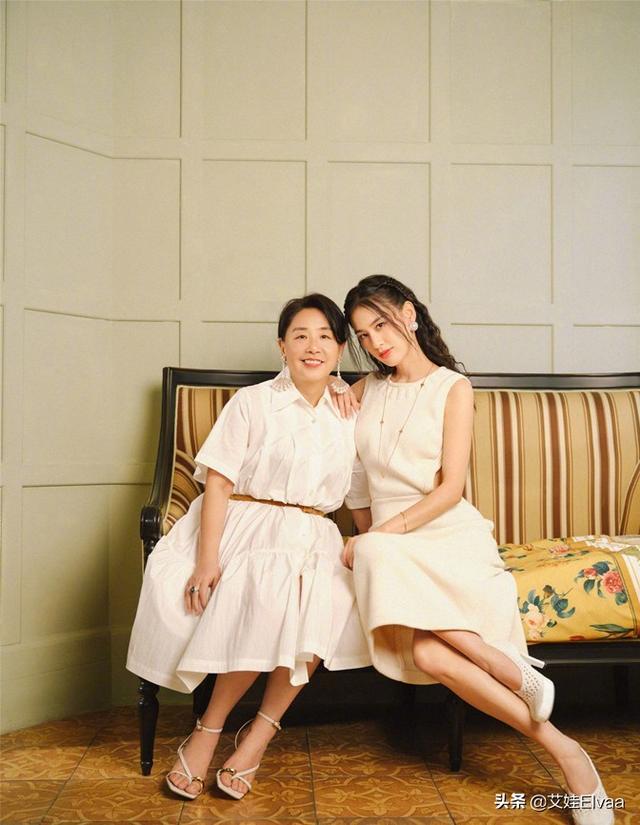黄圣依母女教师节罕同框，妈妈穿白裙桃花眼抢镜，母女模样似烙饼