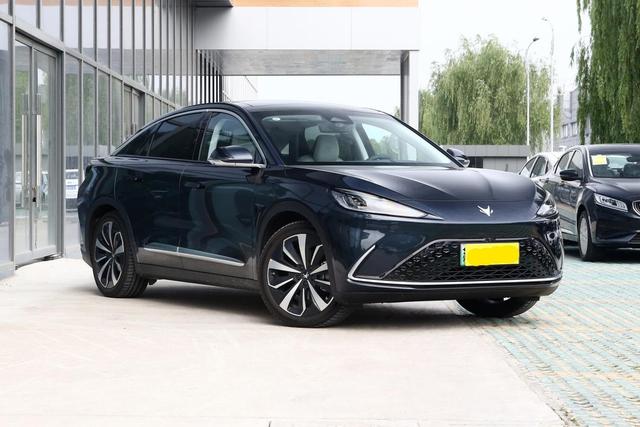 入门版续航525公里+7.7秒破百，25.19万起，极狐阿尔法S如何？